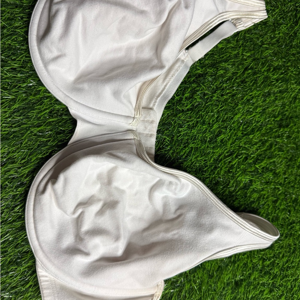 Cacique Sensual White Underwire  Bra 44D. Comfortable Sexy Sensjal Cacique